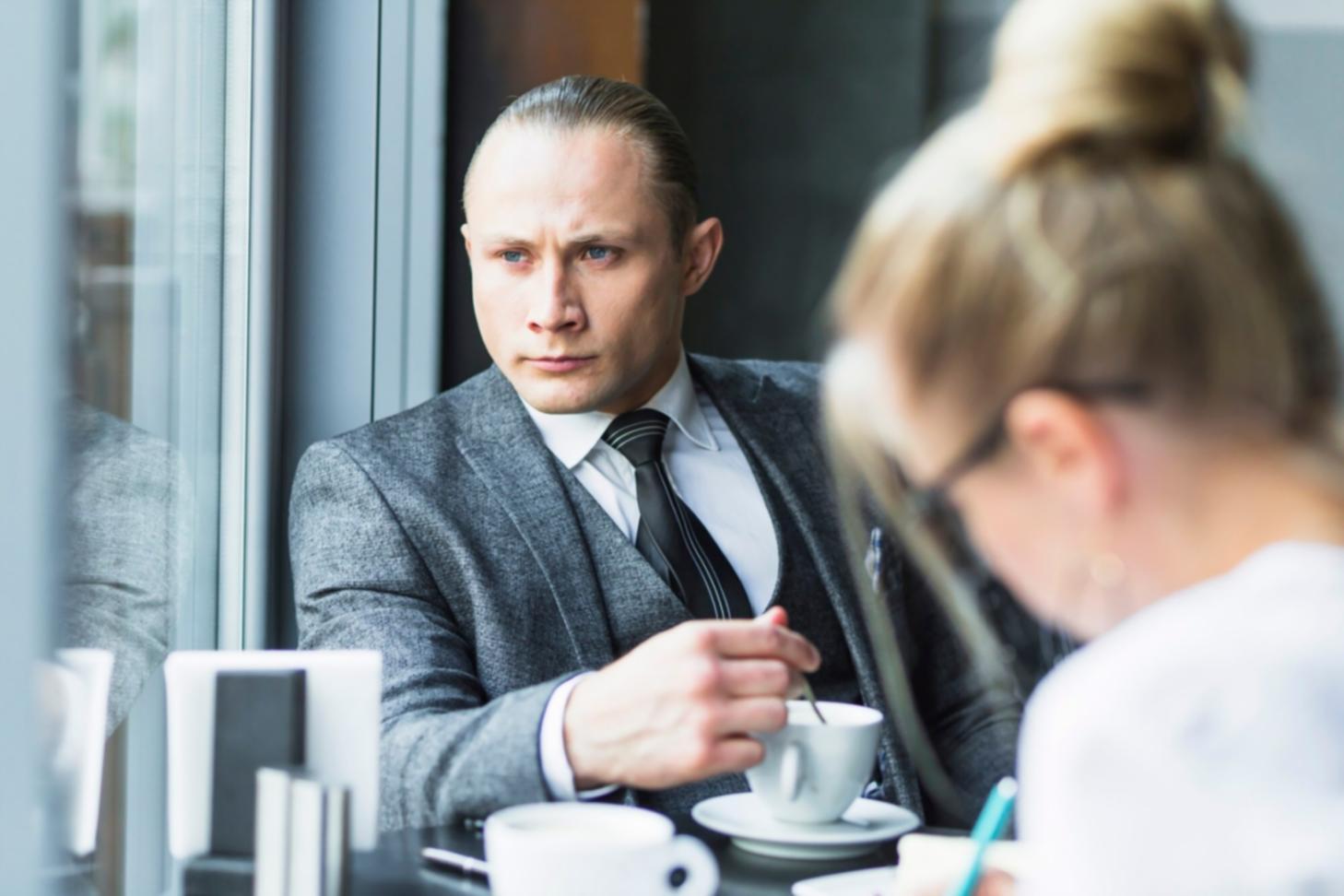 Profesionales analizando datos financieros en una moderna oficina